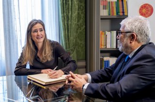 La vicepresidenta tercera y ministra para la Transición Ecológica y el Reto Demográfico, Sara Aagesen, y el presidente del Real Instituto Elcano, José Juan Ruiz, durante una reunión, en el Real Instituto Elcano, a 13 de marzo de 2026, en Madrid (España). 