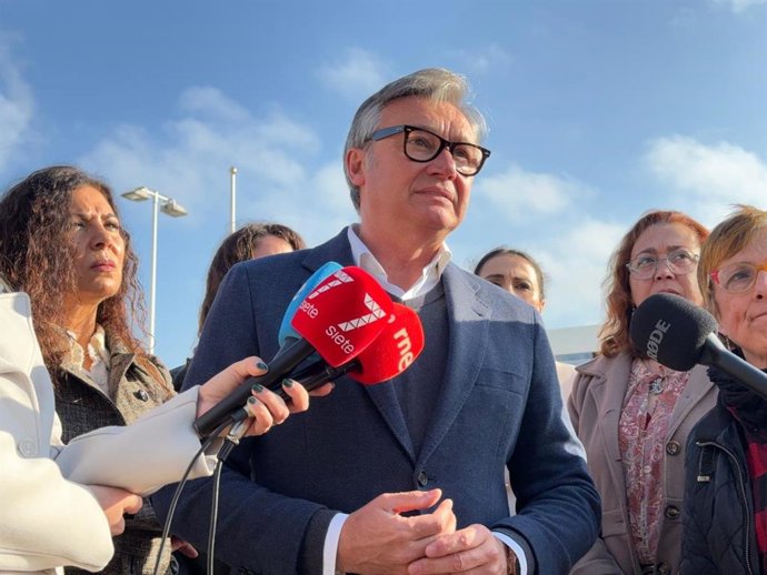 Manuel Gavira atendiendo a la prensa en Algeciras.