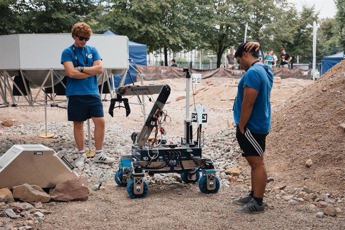 Archivo - Dos estudiantes con el rover 'Trastu' creado en Asturias para la superficie de Marte.