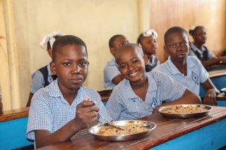 Niños haitianos durante una comida en una escuela.
