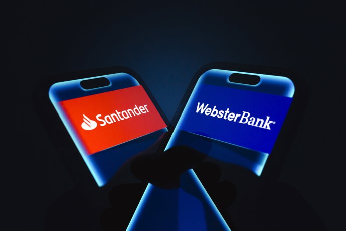 Archivo - 04 February 2026, Taiwan, Taichung: A hand holds a smartphone displaying the logos of Banco Santander and Webster Bank. 