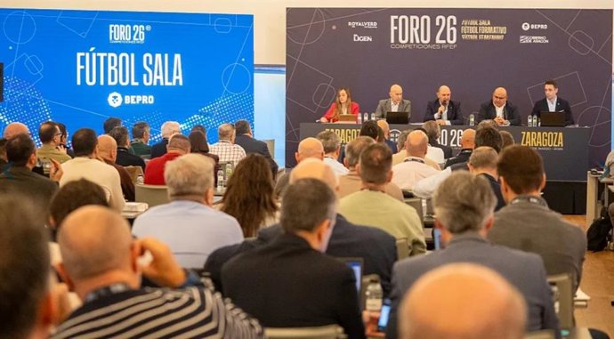 El presidente de la Real Federación Española de Fútbol (RFEF), Rafael Louzán, durante las ponencias del Congreso de Competiciones Foro 26 de Zaragoza