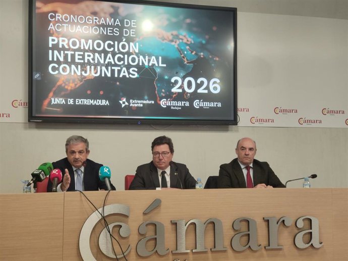 El presidente de la Cámara de Cáceres, Gabriel Álvarez; el consejero de Economía, Guillermo Santamaría, y el presidene de la Cámara de Badajoz, Mariano García, en una rueda de prensa