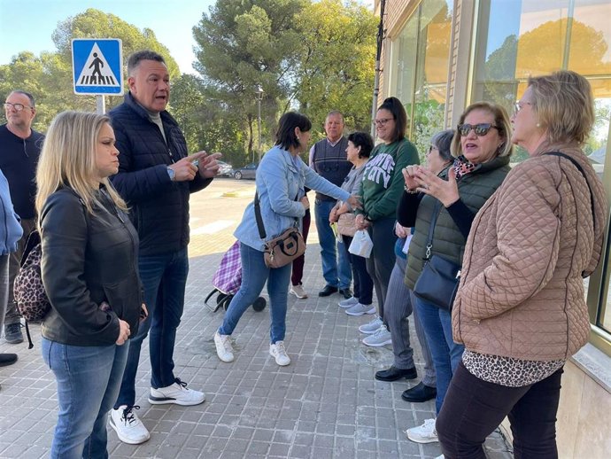 El candidato de Podemos Andalucía a la Presidencia de la Junta, Juan Antonio Delgado, este viernes con vecinas de Guillena (Sevilla), donde ha abordado sus servicios sanitarios.