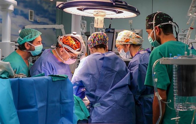 Archivo - trasplante en pacientes con enfermedades hepáticas inoperables