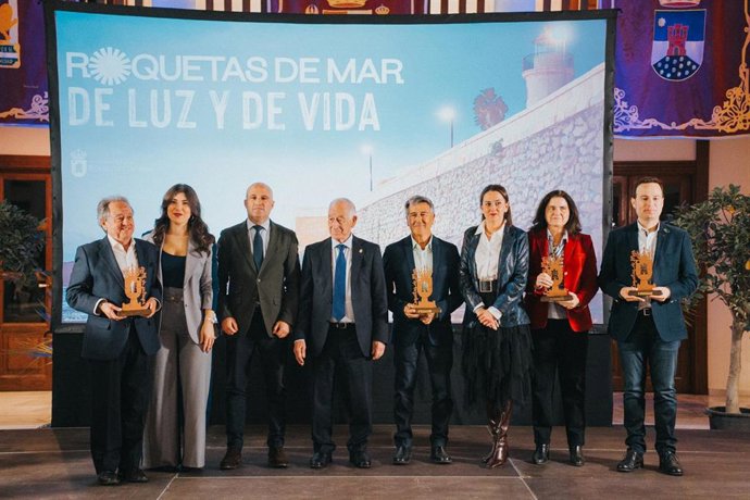 Foto de familia de los galardonados en los Premios 'Castillo de las Roquetas', durante la gala celebrada en el Castillo de Santa Ana de Roquetas de Mar (Almería).