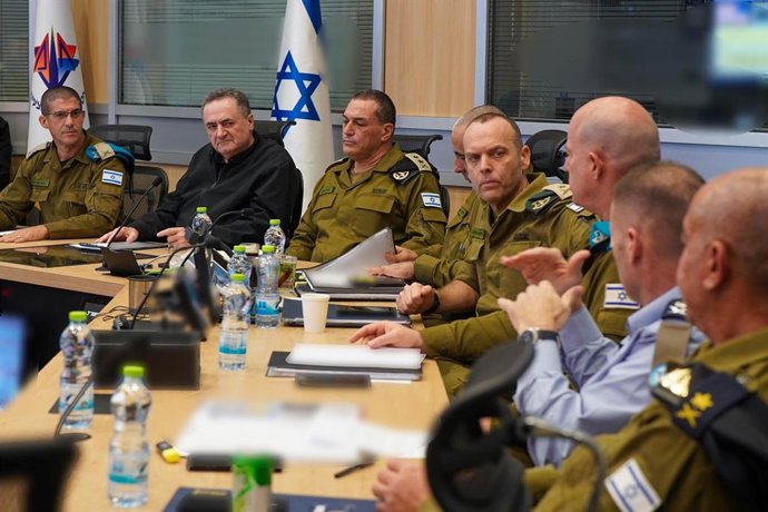O ministro da Defesa de Israel, Israel Katz (vestido de preto), durante uma reunião com altos oficiais do Exército em meio às ofensivas contra Israel e o Irã