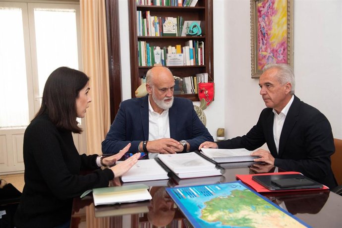 El vicepresidente segundo de la Diputación de Cádiz, Javier Vidal, con el alcalde de Villaluenga del Rosario, Alfonso Moscoso.