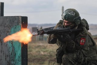 Archivo - Militares que han firmado su primer contrato con el Ministerio de Defensa de Rusia participan en un entrenamiento de combate en un campo de adiestramiento militar del Distrito Militar Sur.