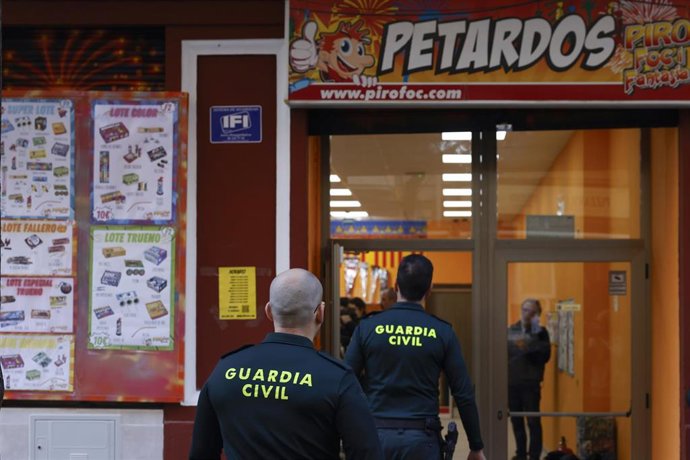 La Guardia Civil inspecciona un establecimiento de artículos pirotécnicos en Valencia.