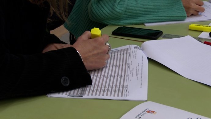 Una mujer revisa una lista en una mesa electoral en las elecciones de Castilla y León en 2022.