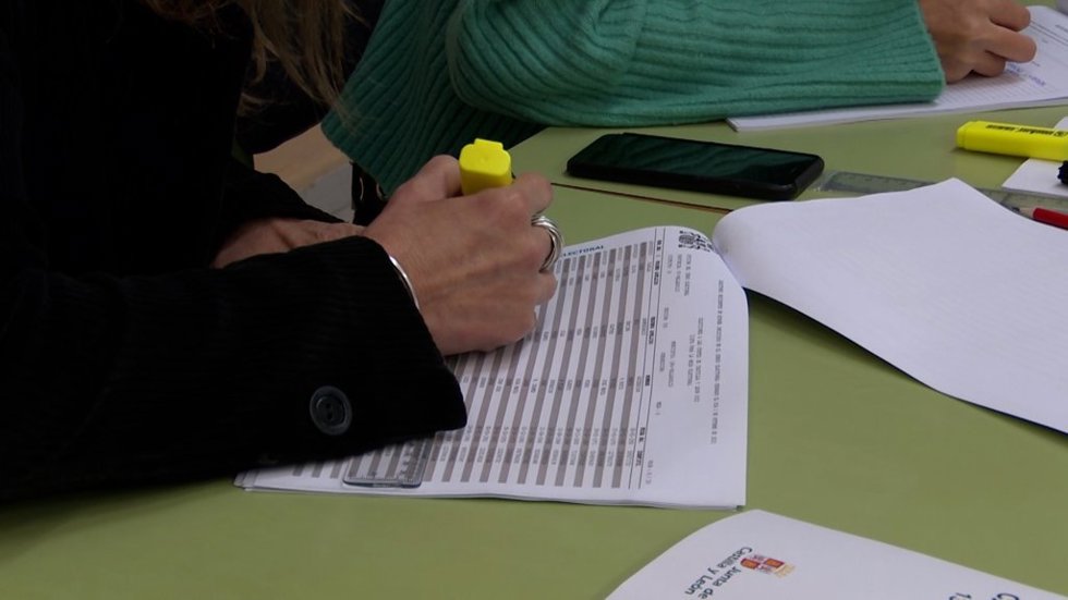 Una mujer revisa una lista en una mesa electoral en las elecciones de Castilla y León en 2022.