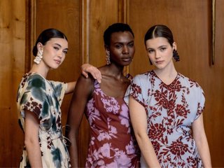 Tres modelos posan durante la presentación de la colección Primavera-Verano 2026 de Juan Avellaneda x See Iou, a 12 de marzo de 2026, en Madrid (España)