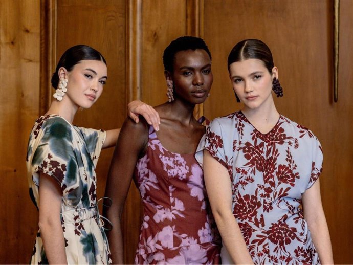 Tres modelos posan durante la presentación de la colección Primavera-Verano 2026 de Juan Avellaneda x See Iou, a 12 de marzo de 2026, en Madrid (España)