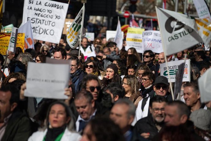 Varias personas durante la manifestación contra el Estatuto Marco del Ministerio de Sanidad, a 14 de febrero de 2026, en Madrid (España). 