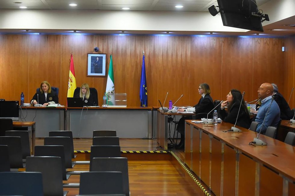 Imágenes del juicio con jurado popular contra el acusado de asesinar a puñaladas a su expareja Paula en mayo de 2023 en Torremolinos.
