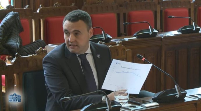 El consejero de Hacienda, Guillermo Peláez, en la comisión parlamentaria.