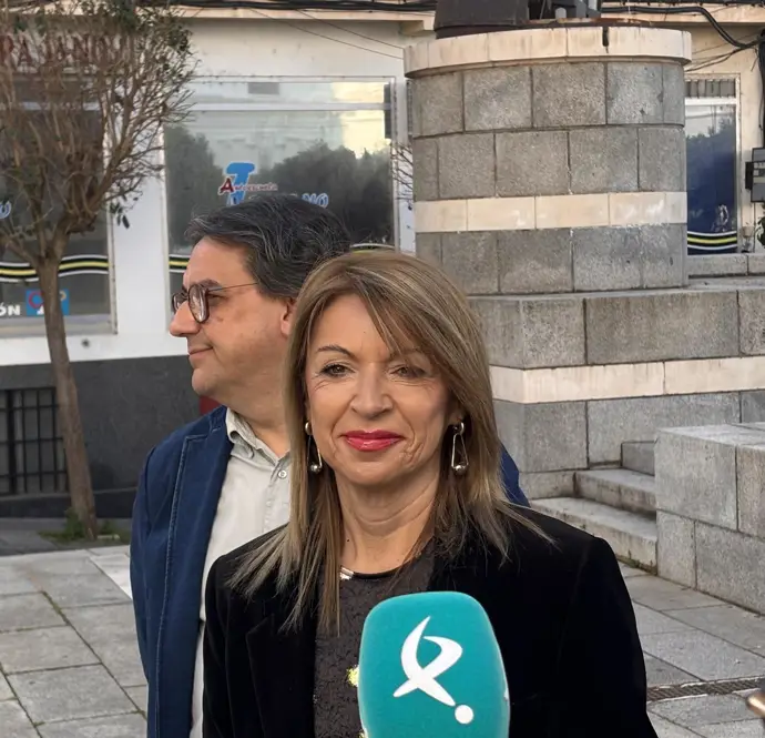 Piedad Álvarez atendiendo a los medios de comunicación