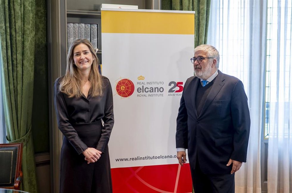 La vicepresidenta tercera y ministra para la Transición Ecológica y el Reto Demográfico, Sara Aagesen, y el presidente del Real Instituto Elcano, José Juan Ruiz, durante una reunión, en el Real Instituto Elcano, a 13 de marzo de 2026, en Madrid (España)