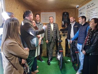 El consejero de Medio Ambiente y Turismo en funciones, Manuel Blasco, junto a otros representantes institucionales, en la inauguración de la red cicloturista de la Comarca Gúdar-Javalambre.