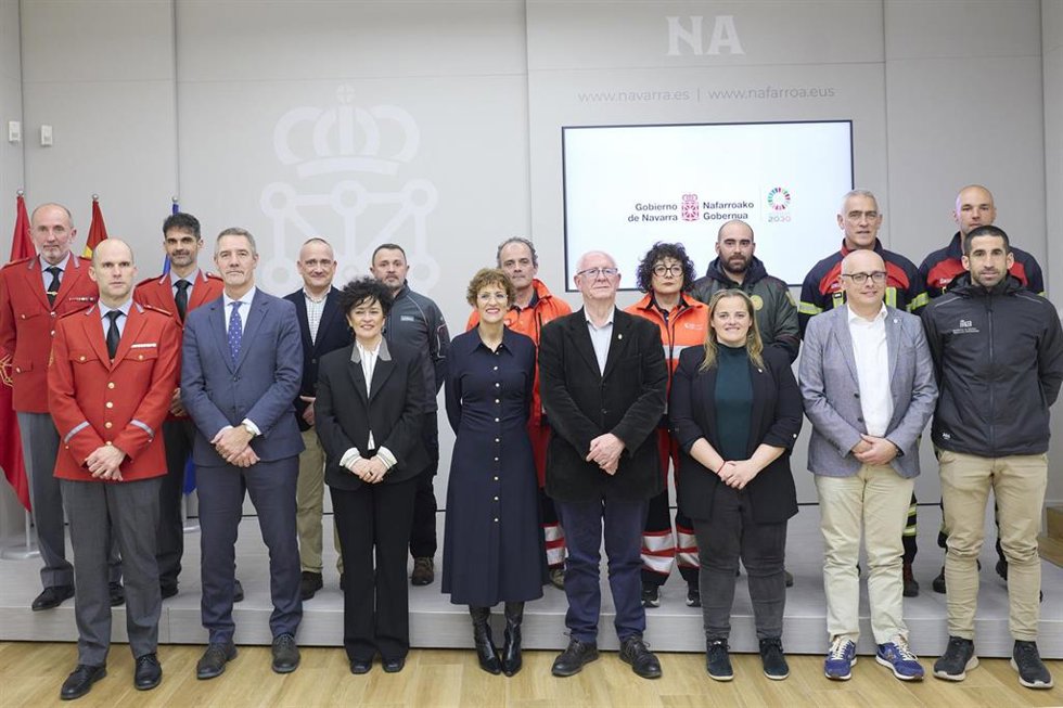 La presidentra de Navarra, María Chivite, y el alcalde de Paiporta, Vicent Ciscar, en el acto de reconocimiento a los efectivos de los servicios de emergencia de la Comunidad foral que ayudaron en la localidad tras la DANA.