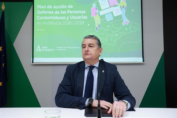 El consejero de Sanidad, Presidencia y Emergencias, Antonio Sanz, presenta el Plan de Acción de Defensa de las Personas Consumidoras y Usuarias. A 13 de marzo de 2026, en Sevilla (Andalucía, España). 
