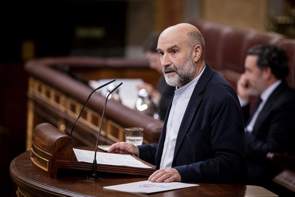 Archivo - El diputado del BNG Néstor Rego interviene durante una sesión plenaria, en el Congreso de los Diputados, a 10 de febrero de 2026, en Madrid.