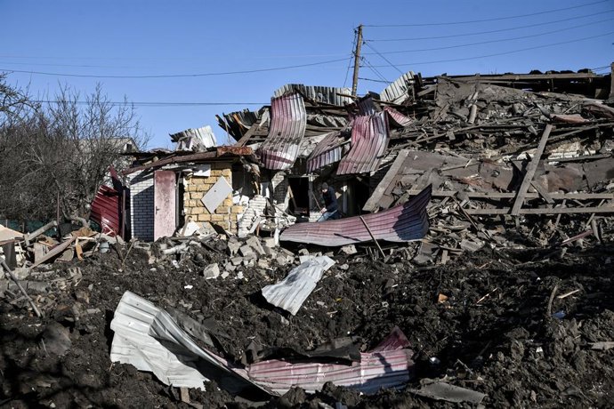 12 de março de 2026, Zaporizhzhia, Ucrânia: Uma casa danificada por um ataque russo com bombas aéreas guiadas em Zaporizhzhia, Ucrânia, em 12 de março de 2026. As forças russas atacaram áreas residenciais da cidade, ferindo 12 pessoas, incluindo quatro cr