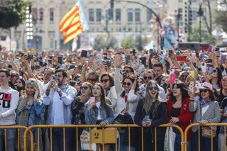Archivo - Arxiu - Desenes de persones assisteixen a la mascletà, en una imatge d'arxiu