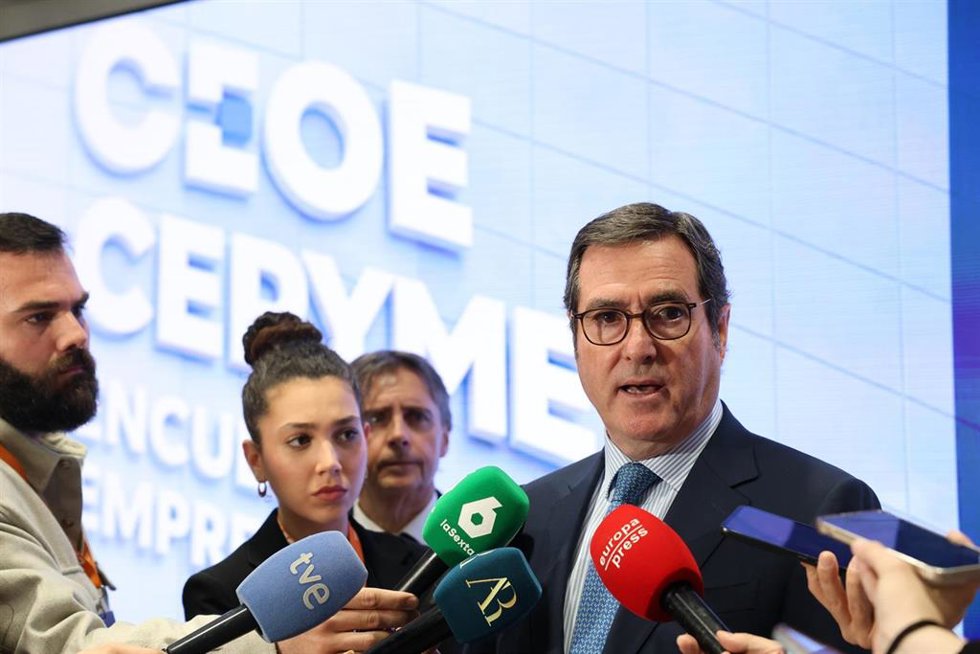 El presidente de la CEOE, Antonio Garamendi, atiende a los medios de comunicación durante el encuentro 15 años de compromiso con España, en la sede de la CEOE, a 13 de enero de 2026, en Madrid (España). 