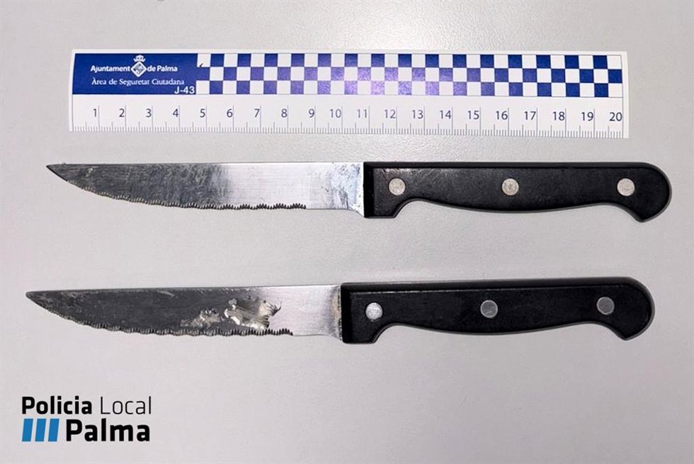 Dos cuchillos incautados por la Policía Local de Palma.