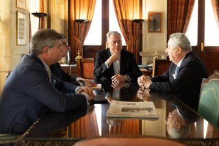 Reunión del alcalde de Sevilla, José Luis Sanz, con Javier Targhetta