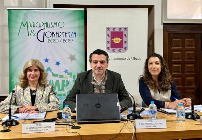 José María Bellido, junto a Antonia Olivares y Yolanda Sáez.