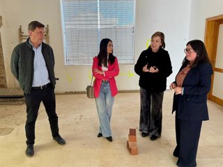 Visita de la delegada territorial de Inclusión Social, junto al alcalde de Pilas, al Centro de Día para mayores dependientes.
