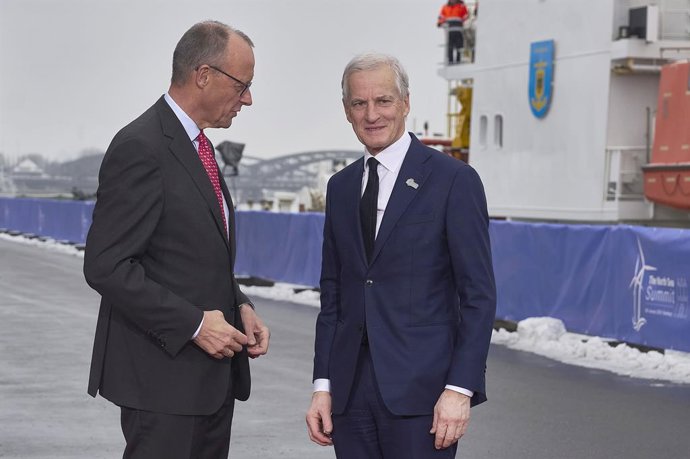 Archivo - Arquivo - 26 de janeiro de 2026, Hamburgo, Hamburgo, Alemanha: Friedrich Merz e Jonas Gahr Store durante o encontro dos chefes de governo na 3ª Cúpula Internacional do Mar do Norte de 2026, no Cruise Ship Center BaakenhÃft, e uma visita ao navi