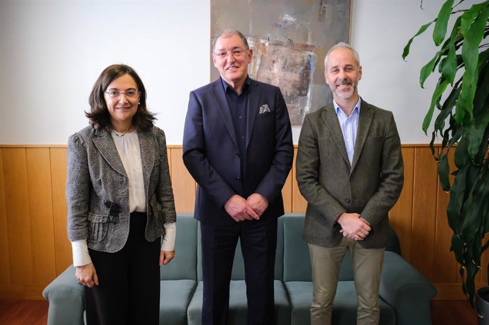 El presidente del Consejo Social de la UC, Jorge Oliveira, junto a la rectora de la UC, Conchi López, y el consejero de Universidades, Sergio Silva
