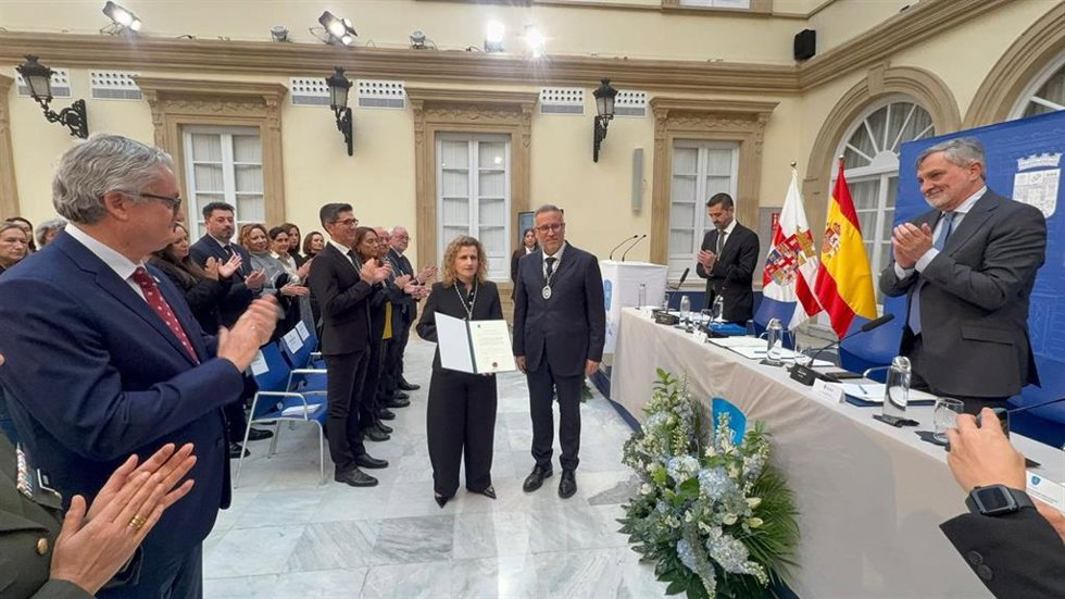 La almeriense Verónica Victoria Márquez recibe el diploma de ingreso como académica de número de la Academia Andaluza de Enfermería.