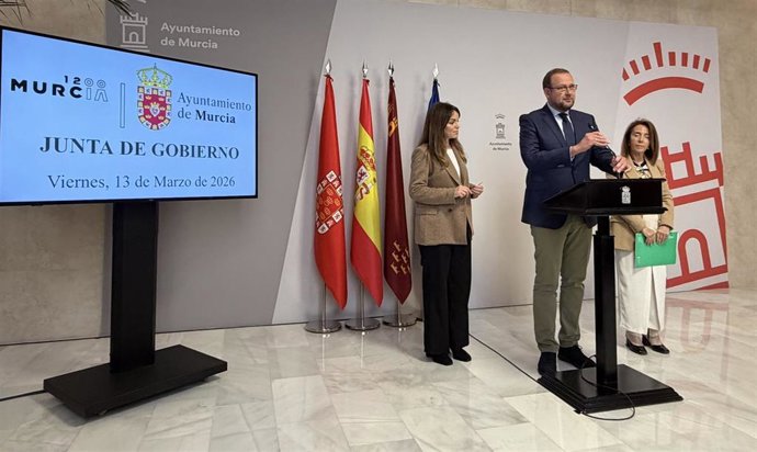 El concejal Pepe Guillén, junto a las ediles Rebeca Pérez y Belén López