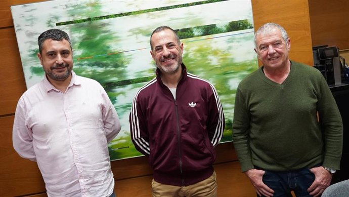 El alcalde de Siero, Ángel García 'Cepi' (centro) junto al concejal Hacienda, Contratación, Digitalización, Organización y Régimen Interior, Raimundo Díaz, y el concejal de Ordenación y Gestión Urbanística, Vivienda y Empleo, Javier Rodríguez.