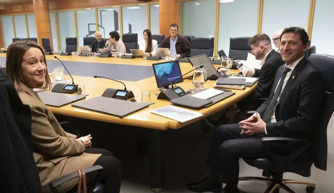 Noël D'anjou y Amaia Del Villar en la Comisión de Hacienda y Finanzas - Parlamento Vasco