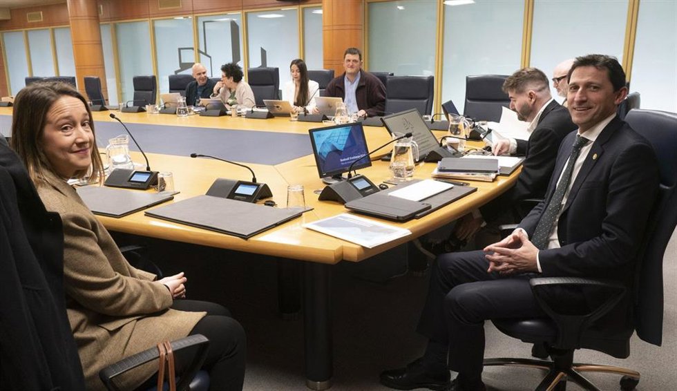 Nol D'anjou Y Amaia Del Villar, En La Comisión De Hacienda Y Finanzas