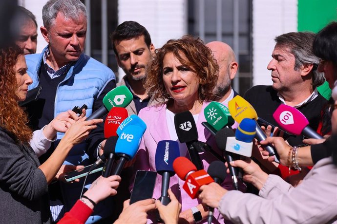 La vicepresidenta primera del Gobierno y secretaria general del PSOE-A, María Jesús Montero, atiende a los medios en Vélez-Málaga.
