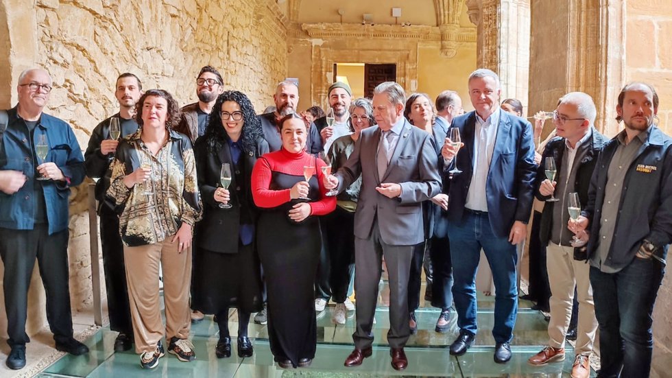 El equipo de la candidatura de Oviedo como Capital de la cultura Europea 2031 brinda tras conocer que pasa a la siguiente fase.