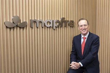 Archivo - El presidente de Mapfre, Antonio Huertas, junto a la nueva identidad de Mapfre.