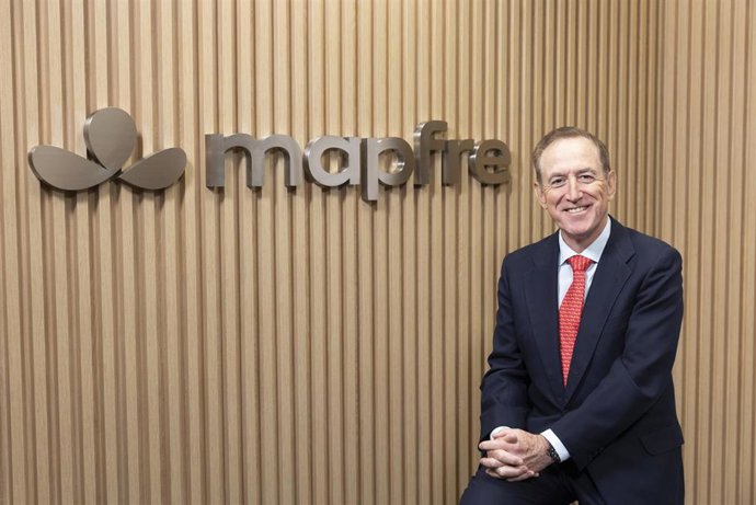 Archivo - El presidente de Mapfre, Antonio Huertas, junto a la nueva identidad de Mapfre.