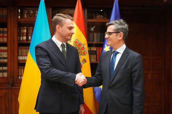 El fiscal general de Ucrania, Ruslan Kravchenko, y el ministro de la Presidencia, Justicia y Relaciones con las Cortes, Félix Bolaños, en la sede del Ministerio.