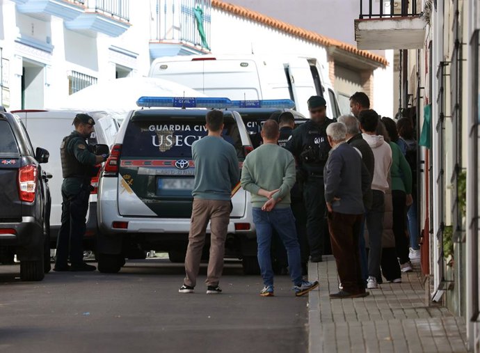 Agentes de la Guardia Civil trabajan en el lugar de los hechos bajo la mirada de los vecinos de la localidad, a 12 de marzo de 2026, en Hornachos, Badajoz, Extremadura (España). Agentes de la Guardia Civil continúan hoy con los registros en la localidad p