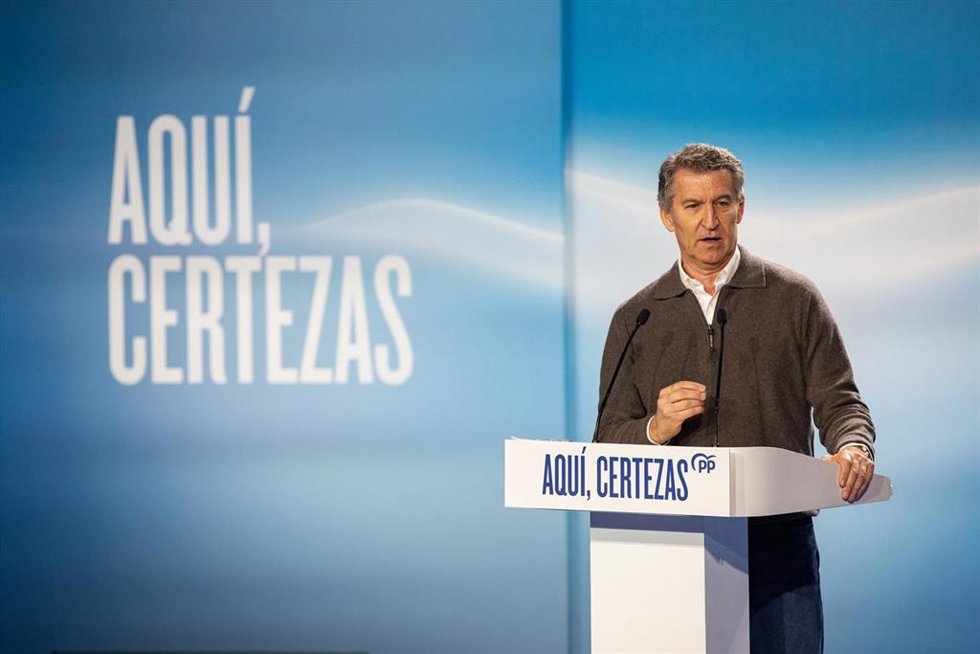 El presidente del Partido Popular, Alberto Núñez Feijóo, durante un acto de campaña, a 28 de febrero de 2026, en Ávila, Castilla León (España). 