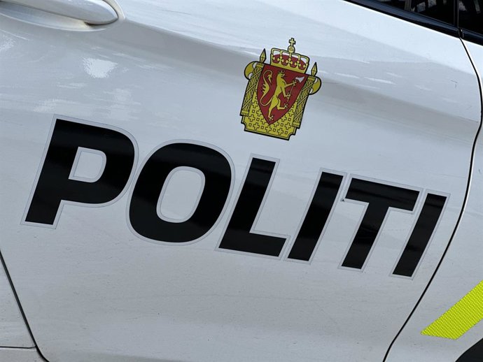 Archivo - Arquivo - 11 de outubro de 2024, Noruega, Oslo: O logotipo e o letreiro da polícia norueguesa são vistos em um carro de patrulha em Oslo. Foram disparados tiros em um shopping center de Oslo no sábado, após um conflito entre duas pessoas, inform