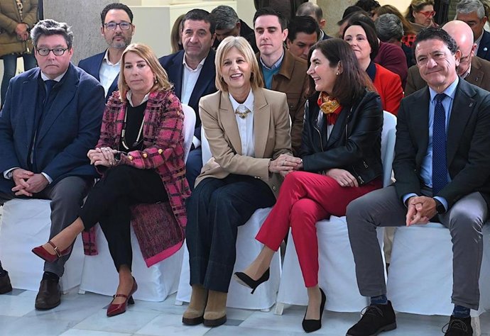 La consejera de Empleo, Rocío Blanco, con la alcaldesa de Jerez en la presentación del proyecto para convetir el Centro de Formación Profesional San Juan de Dios en un centro de referencia del sector aeroespacial.